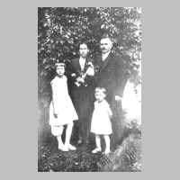 110-0007 Hilda und Rudolf Scharwies mit den Toechtern Ursula und Edith im Jahre 1933.jpg